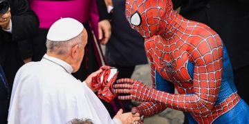Spiderman, la audiențele Papei Francisc. Ce cadou a primit suveranul pontif