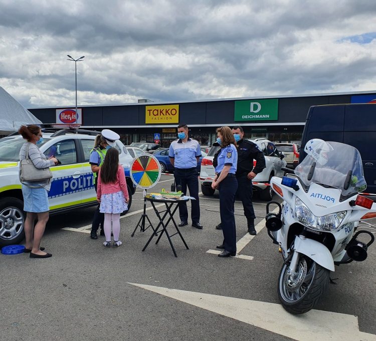 Să mai fim copii măcar pentru o zi! Poliţiştii, în mijlocul copiilor băimăreni