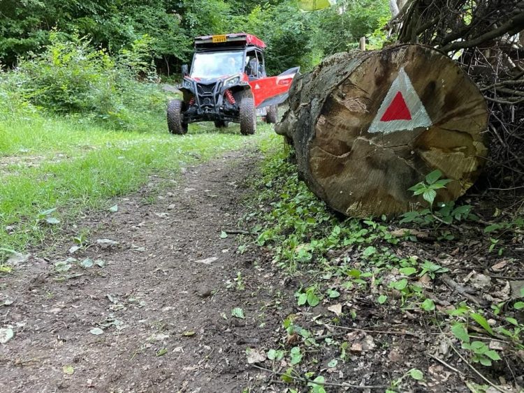 Salvatorii montani voluntari ai Salvamont Maramureș au terminat de marcat traseul turistic dintre Blidari şi Poiana Soci