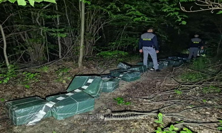 Focuri de armă și peste 16.000 pachete cu țigări confiscate la Teceu Mic. Contrabandiştii au reuşit să scape după ce au sărit în Tisa