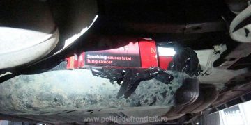 Țigări ascunse în roata de rezervă descoperite de poliţiştii de frontieră