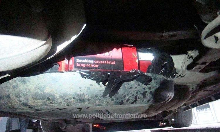 Țigări ascunse în roata de rezervă descoperite de poliţiştii de frontieră