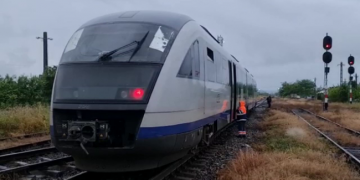 Un tren a rămas fără frâne. Controlorul îi întreba pe călători unde e frâna de mână…