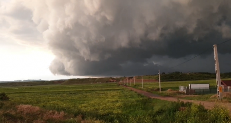Imagini spectaculoase filmate în România. Un fenomen rar, cu un nor uriaş, a fost surprins pe cer