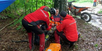 Intervenție a salvamontistilor SPJ Salvamont Maramureș la trialul competiției enduro Baiuț, Maramureș.