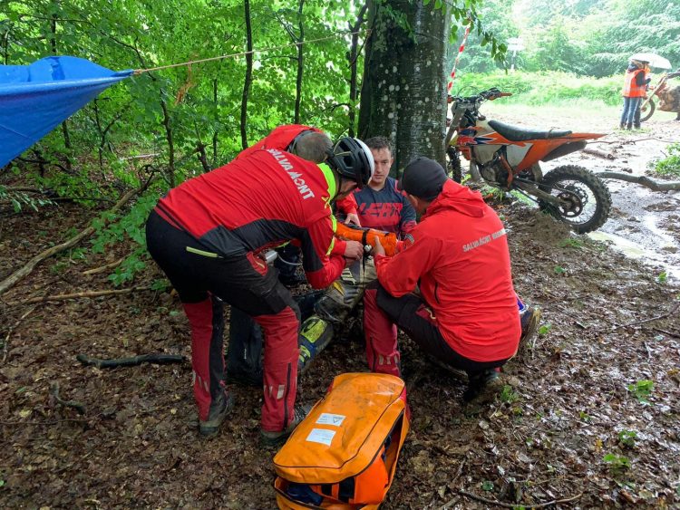 Intervenție a salvamontistilor SPJ Salvamont Maramureș la trialul competiției enduro Baiuț, Maramureș.
