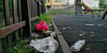 FOTO – DEZOLANT: PARCUL DIN SPATELE BLOCULUI DE PE STR MĂRĂȘEȘTI 11 PLIN DE GUNOAIE ȘI LĂSAT ÎN PARAGINĂ