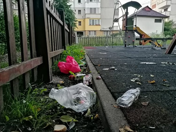 FOTO – DEZOLANT: PARCUL DIN SPATELE BLOCULUI DE PE STR MĂRĂȘEȘTI 11 PLIN DE GUNOAIE ȘI LĂSAT ÎN PARAGINĂ