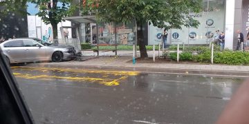 Accident groaznic la Vivo Mall. Un șofer de BMW a intrat în stația de autobuz, lovind doi pietoni