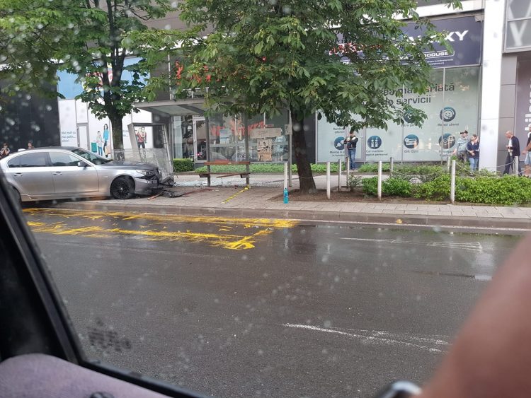 Accident groaznic la Vivo Mall. Un șofer de BMW a intrat în stația de autobuz, lovind doi pietoni