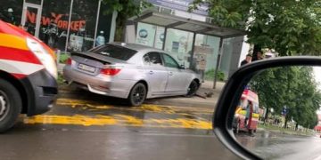 Accident groaznic la Vivo Mall. Un șofer de BMW a intrat în stația de autobuz, lovind doi pietoni