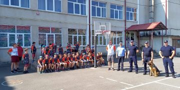Jandarmii au desfăşurat o activitate comună cu cei 180 de copii aflaţi în tabăra sportivă organizată de Asociaţia Club Sportiv WildCats Baia Mare