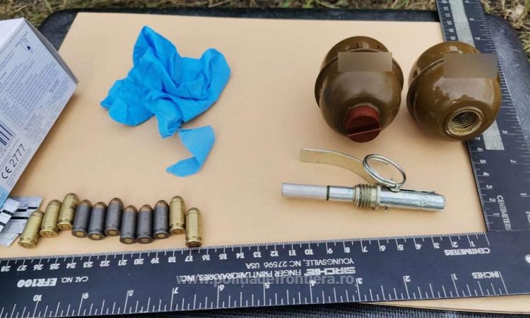 Contrabandist prins la Petrova de poliţiştii de frontieră cu grenade şi cartuşe în maşină – foto