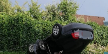 A lovit un stâlp și s-a răsturnat cu roțile în sus, în Dej