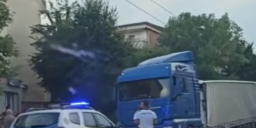 Accident pe Grănicerilor: Un tir a rupt linia electrică