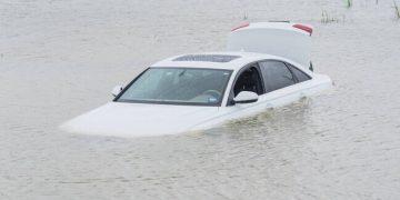 O fetiță de 12 ani a murit după ce a fost luată de viitură din mașina familiei sale