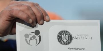 Unii români sunt gata să plătească pentru un certificat fals de vaccinare decât să facă vaccinul anti-COVID gratuit