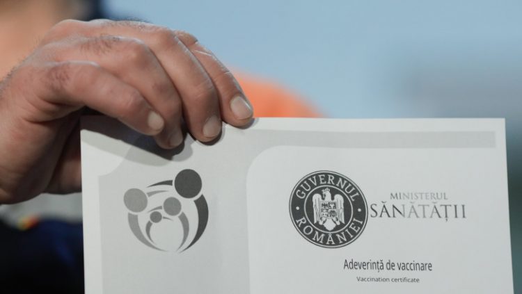 Unii români sunt gata să plătească pentru un certificat fals de vaccinare decât să facă vaccinul anti-COVID gratuit