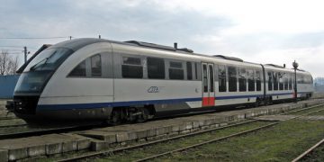 BĂTAIE DE JOC: PASAGERII TRENULUI SATU MARE – BAIA MARE, ŢINUŢI ÎN CÂMP LA PESTE 40 GRADE CELSIUS