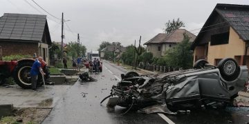 Grav accident la Gârdani. Maşină răsturnată pe plafon, mai multe victime – foto