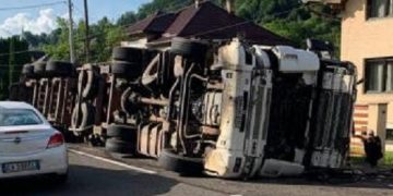 S-a răsturnat cu TIR-ul plin cu cherestea la Vişeu de Sus. Avea o alcoolemie de 0.83 mg/l alcool pur in aerul expirat