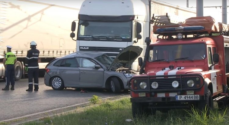 Accident cumplit la Ruse. Implicate două autovehicule din România. O femeie şi un băiat de 15 ani au murit pe loc