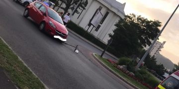 Tânără cu o trotinetă electrică, lovită de o maşină pe strada Şcolii – FOTO
