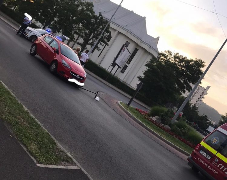 Tânără cu o trotinetă electrică, lovită de o maşină pe strada Şcolii – FOTO