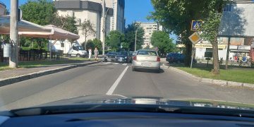 Impact între două maşini la intersecţia străzilor Victoriei şi I.L. Caragiale – FOTO