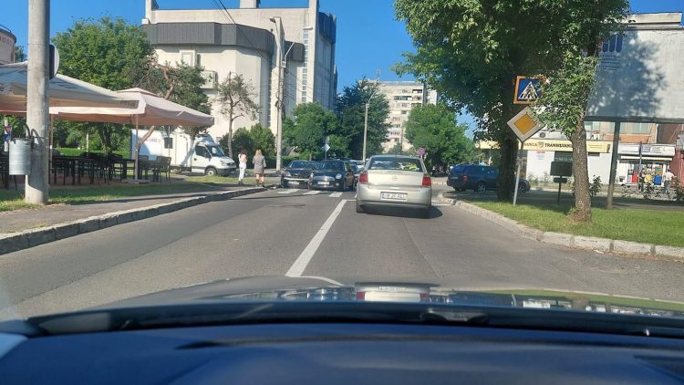 Impact între două maşini la intersecţia străzilor Victoriei şi I.L. Caragiale – FOTO