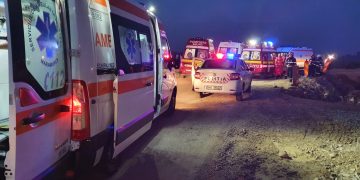 CINCI VICTIME, după ce duba în care se aflau a căzut într-un canal colector la Gârdani – galerie foto