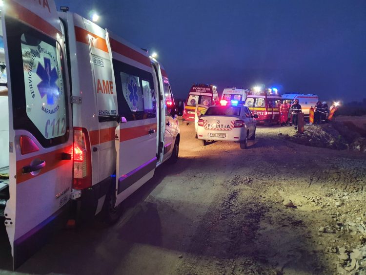 CINCI VICTIME, după ce duba în care se aflau a căzut într-un canal colector la Gârdani – galerie foto