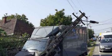 O tânără șoferiță din Maramureș a rupt un stâlp de electricitate