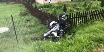 Un motociclist a murit după ce s-a izbit violent într-o mașină
