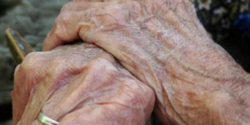 A dat buzna în apartamentul unei bătrâne de 90 de ani şi i-a furat două inele de pe degete