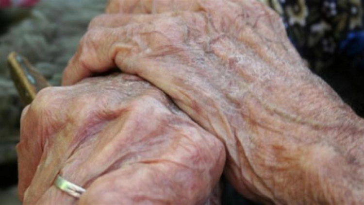 A dat buzna în apartamentul unei bătrâne de 90 de ani şi i-a furat două inele de pe degete