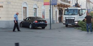 Încă un vitezoman cu BMW implicat în accident. De data aceasta la Cluj, unde a rupt mai mulţi copaci, apoi s-a oprit în zidul unei clădiri – foto