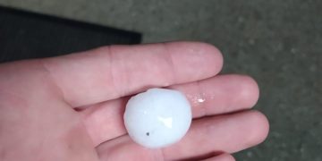 GRINDINA A FĂCUT PRĂPĂD LA SIGHET. MAŞINI DISTRUSE ÎN URMA FURTUNII. VIDEO