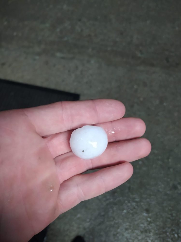 GRINDINA A FĂCUT PRĂPĂD LA SIGHET. MAŞINI DISTRUSE ÎN URMA FURTUNII. VIDEO