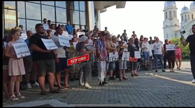BĂIMĂRENII PROTESTEAZĂ CU PANCARTE ŞI LUMÂNĂRI ÎN FAŢA PALATULUI DE JUSTIŢIE DIN BAIA MARE