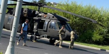 Un elicopter american a aterizat forţat în Bucureşti. Val de glume pe seama evenimentului