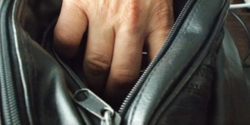 Bărbat de 41 de ani identificat şi reţinut de poliţişti  după ce a tâlhărit o bătrână din Iadăra