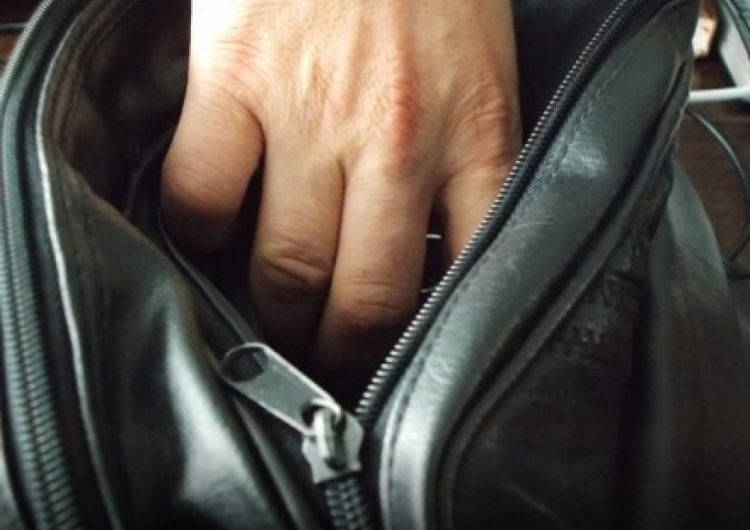 Bărbat de 41 de ani identificat şi reţinut de poliţişti  după ce a tâlhărit o bătrână din Iadăra