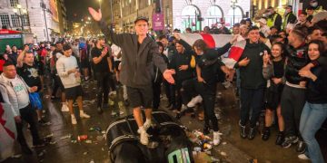 Imagini dezolante pe străzile din Londra. Britanicii au uitat de bunele maniere. Tone de gunoaie după finala EURO 2020 – foto