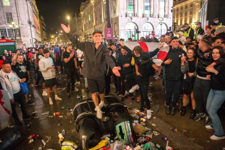 Imagini dezolante pe străzile din Londra. Britanicii au uitat de bunele maniere. Tone de gunoaie după finala EURO 2020 – foto