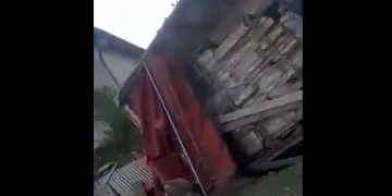 Un TIR a intrat în gardul unei case. Totul în Nănești