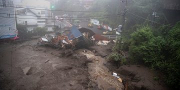 Case și mașini înghițite de un val uriaș de noroi