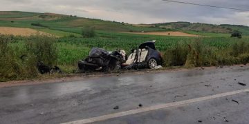 Impact devastator la Cluj. Un BMW a fost distrus după ce șoferul a intrat într-un microbuz
