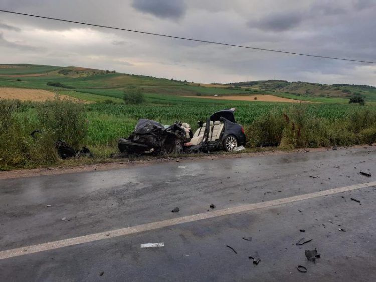 Impact devastator la Cluj. Un BMW a fost distrus după ce șoferul a intrat într-un microbuz