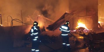 Incendiu violent în miez de noapte la o hală de producţie din Satulung – foto, video